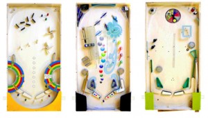 Kugelspielbild drei mechanische Flippermaschinen