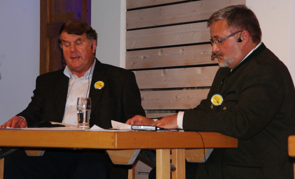 Der Nörgler (Ulrich Wabra, rechts) und der Optimist (Wolfgang Süß) im Gespräch.