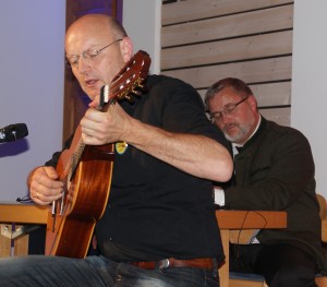 Jürgen Zack (Gitarre & Gesang) trat mit drei Kriegsliedern auf.