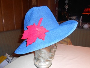 Der von Beate Seifert kreierte "Blaue Hut" kommt  erstmals zum Einsatz....