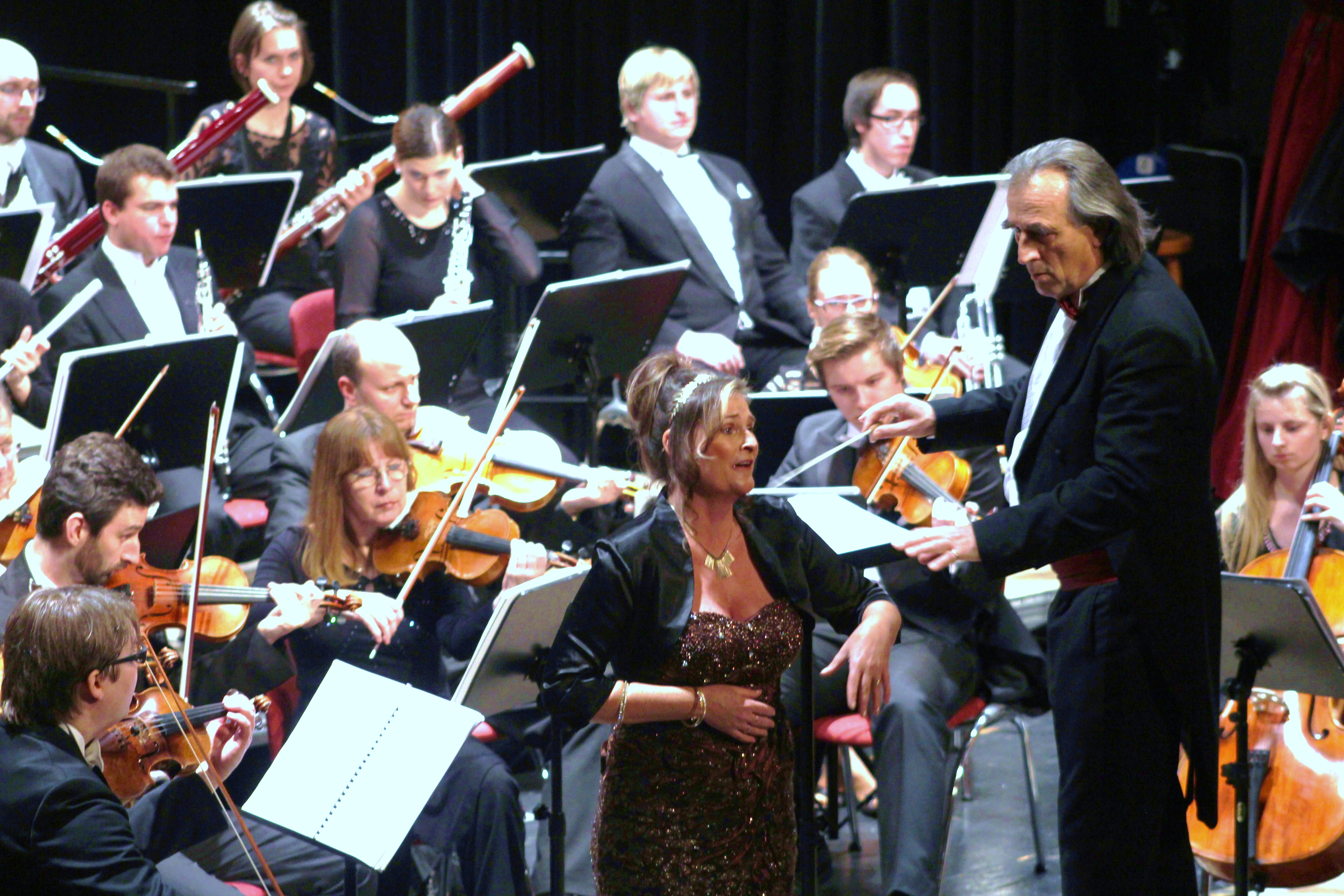  Chefdirigent Hans Richter dirigiert die Prager Smetana Philharmoniker. Denisa Neubarthová singt bei der Mozart-Gala zwei Cherubino-Arien aus „Figaros Hochzeit“. 