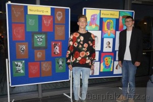 Zwei Mittelschüler erläutern ihre Kunstwerke