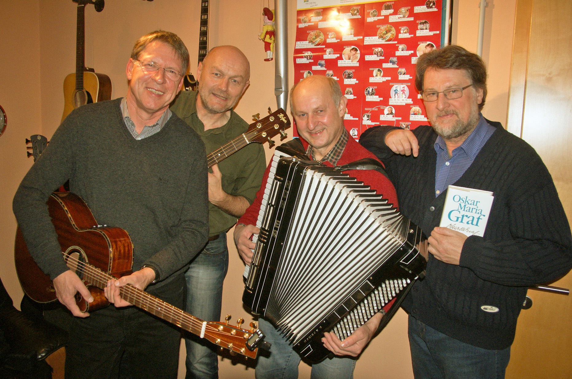 Die "4 Unverdorbenen" in der Besetzung (v. li.) Klaus Götze (Gitarre), Jürgen Zach (Gitarre und Bass), Franz Schöberl (Akkordeon) und Karl Stumpfi (Rezitation). Foto: Alfred Grassmann
