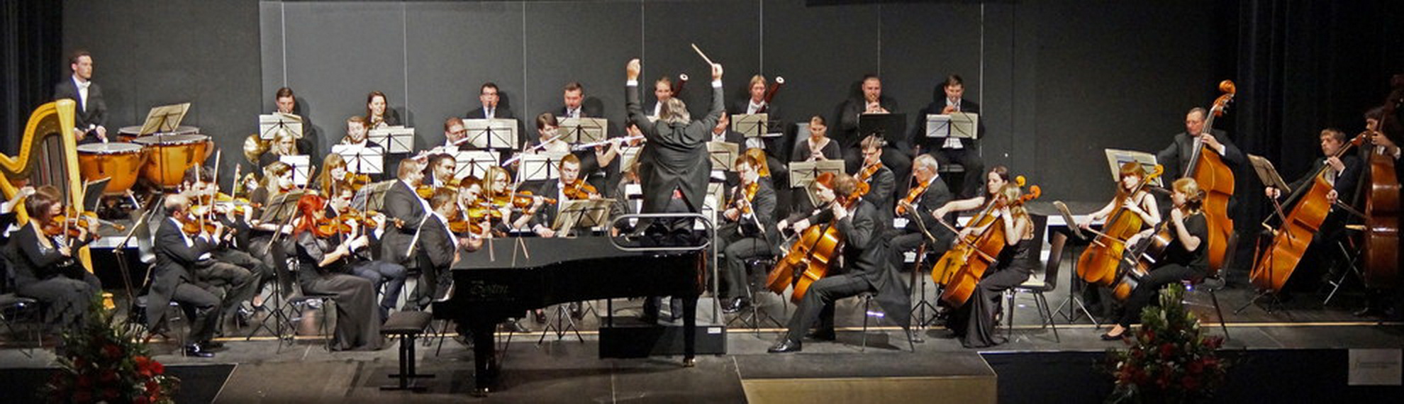 Die Smetana Philharmoniker unter Leitung von Hans Richter bei der Aufführung von Max Regers "Mozart-Variationen" am 23. April 2016 in der Neunburger Schwarzachtalhalle. Foto: Udo Weiß, NT