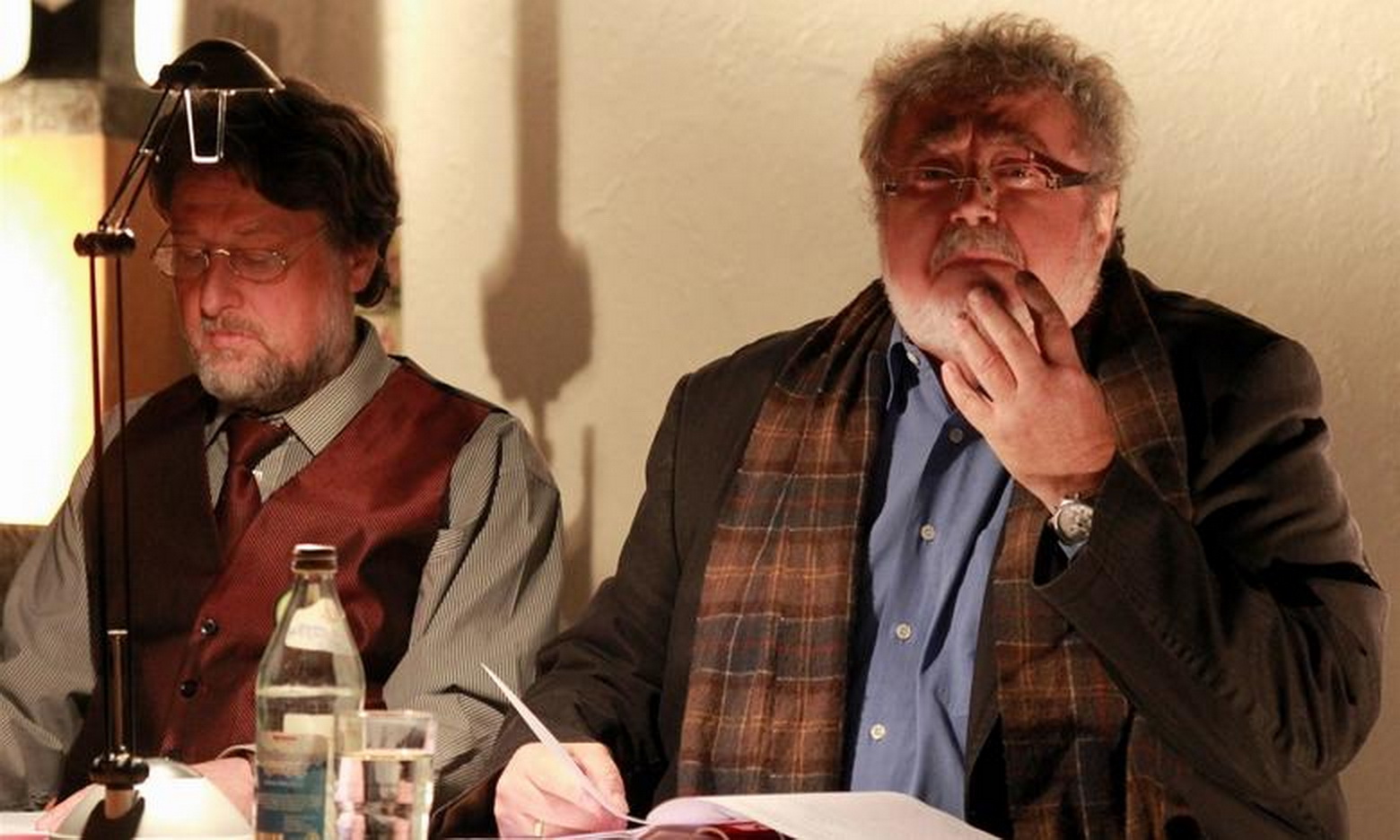 Wolfgang Huber (rechts) und Karl Stumpfi lesen aus dem Drama "Die letzten Tage der Menschheit", Akte 4 und 5, von Karl Kraus. Foto: Tanja Kraus