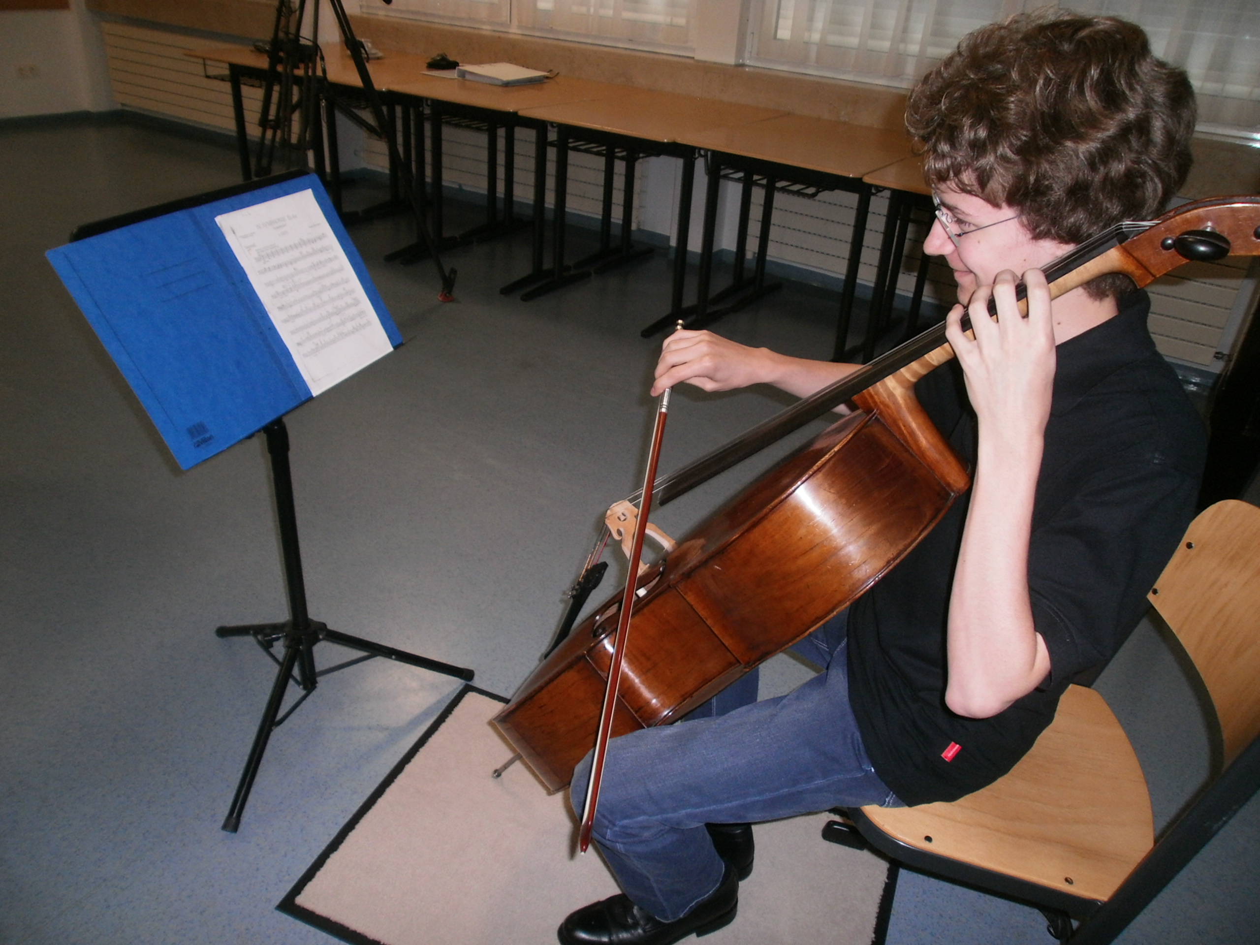 Der Neunburger Jung-Cellist Christof Gregor (Ortenburg-Gymnasium) spielt vor.