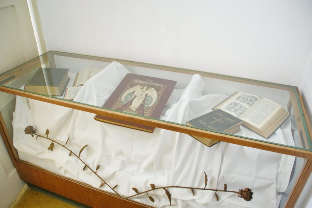 Diese Glasvitrine enthält Leihgaben des Schwarzachtaler Heimatmuseums und aus der Privatsammlung Theo Männers.