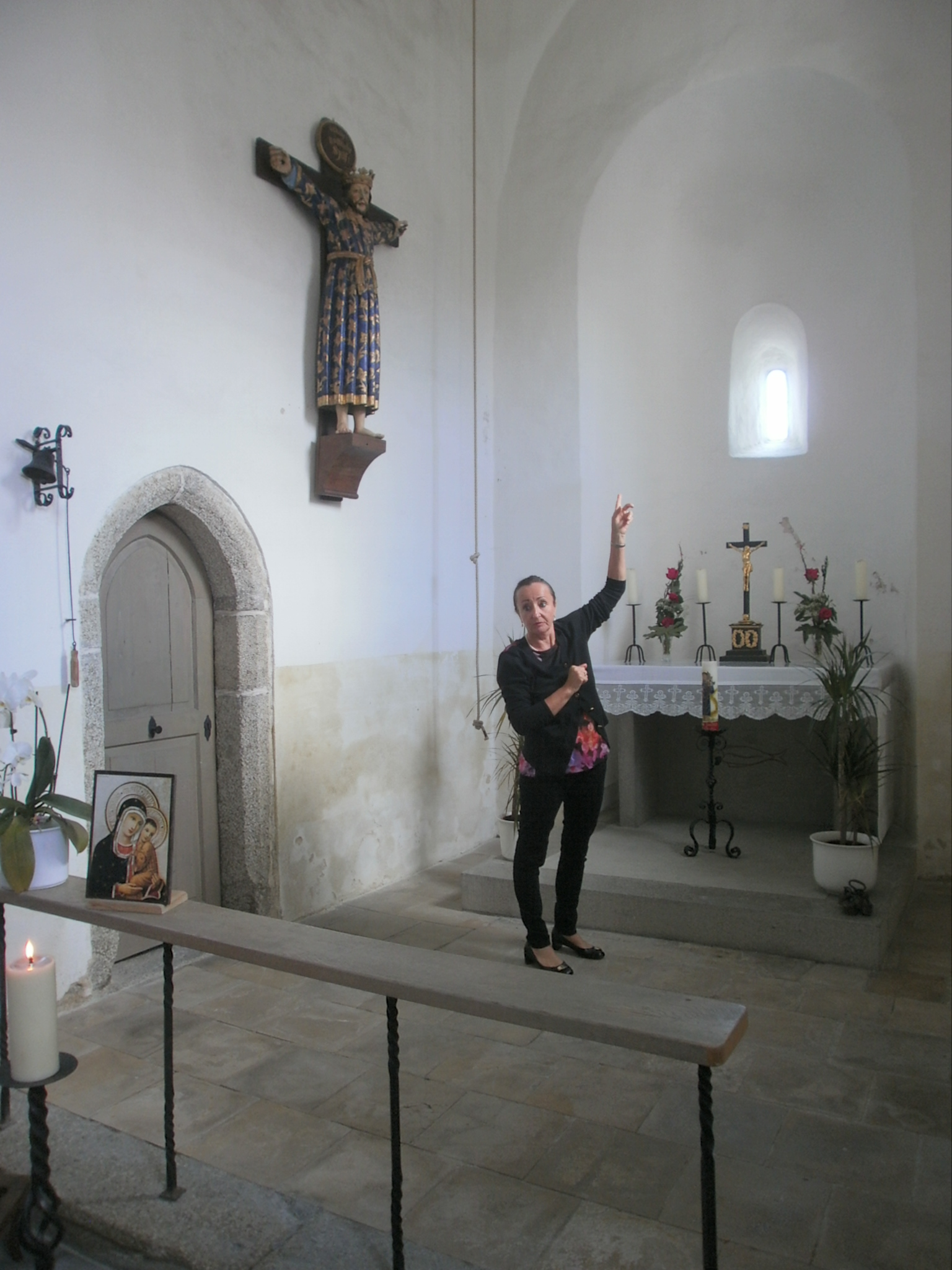 Künstlerin Andrea Thema bei der Besichtigung der St. Jakobskirche am Aign. Foto: Karl Stumpfi, KVU