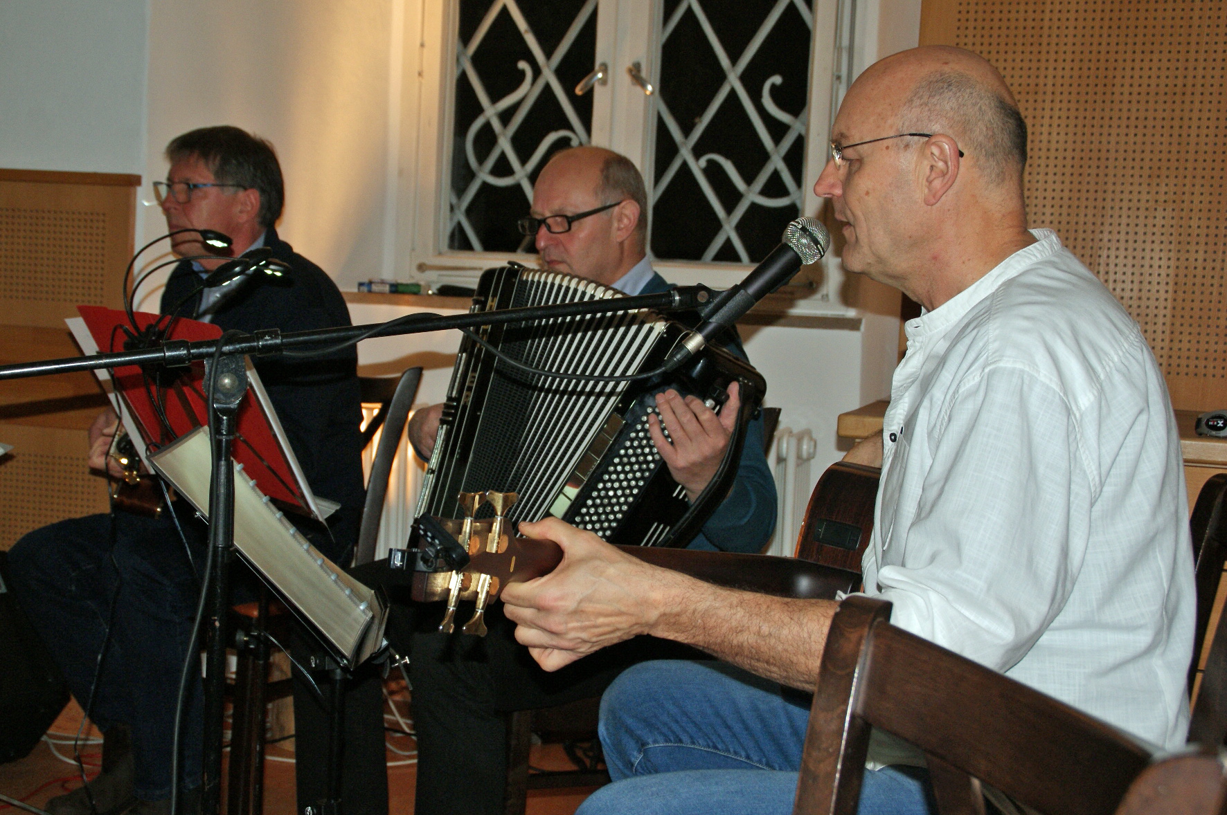 In Hochform im Kloster Ensdorf: Unverdorben-Musiker Jürgen Zach (Bass), Franz Schöberl (Akkordeon) und Klaus Götze (Gitarre).