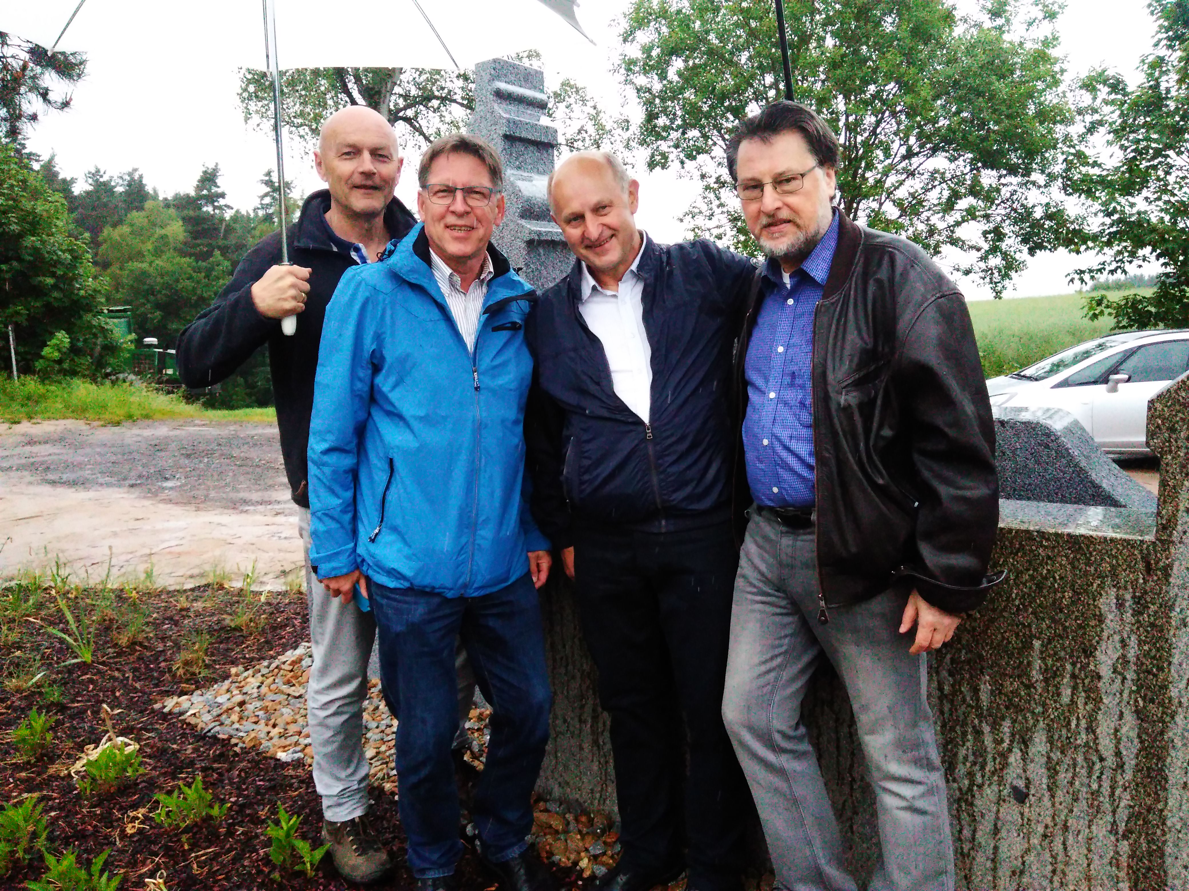 Die Vier Unverdorbenen Jürgen Zach, Klaus Götze, Franz Schöberl und Karl Stumpfi posieren vor dem „Jahrtausenddenkmal“ Plattenberg. 