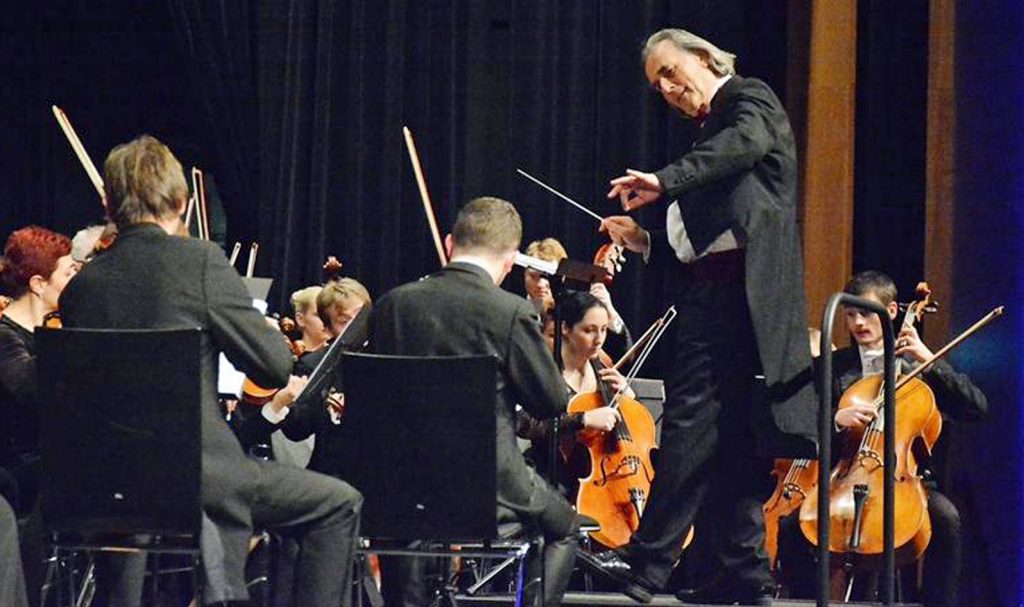 Maestro Hans Richter leitete sein Orchester mit gewohnter Souvernität und überzeugte zudem als charmanter Conferencier.