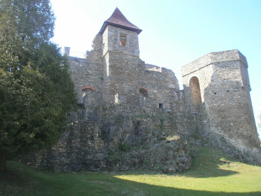 Unterhalb der mächtigen Burg Klenova...