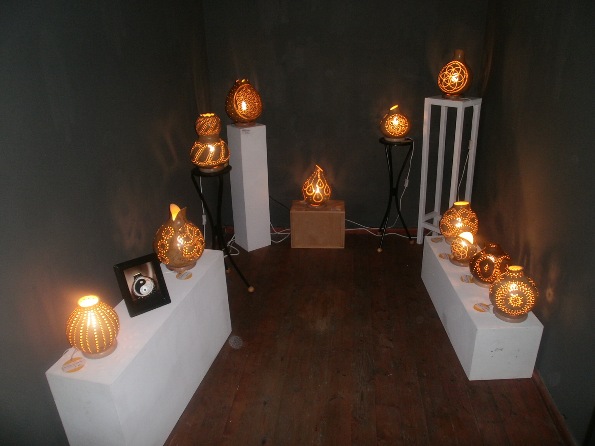 Die Black Box des Neunburger Kunstquartiers wird während der Werkschau "Kunst für alle" durch Kalubassen-Lampen der Künstlerin Angelika Pesold mystisch beleuchtet.
