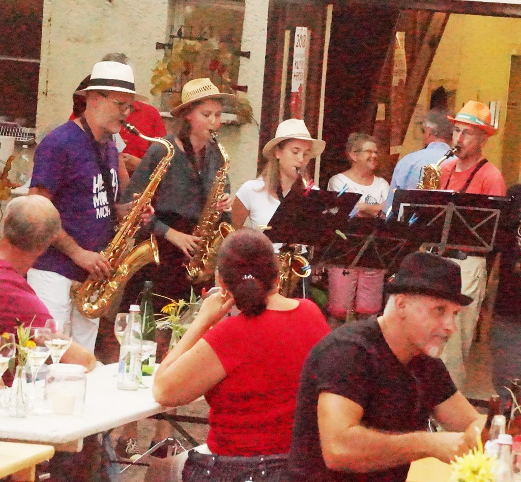 Als "Special Guests" unterhielt Sepp Sochors Saxophon-Quartett das Weinhof-Publikum.