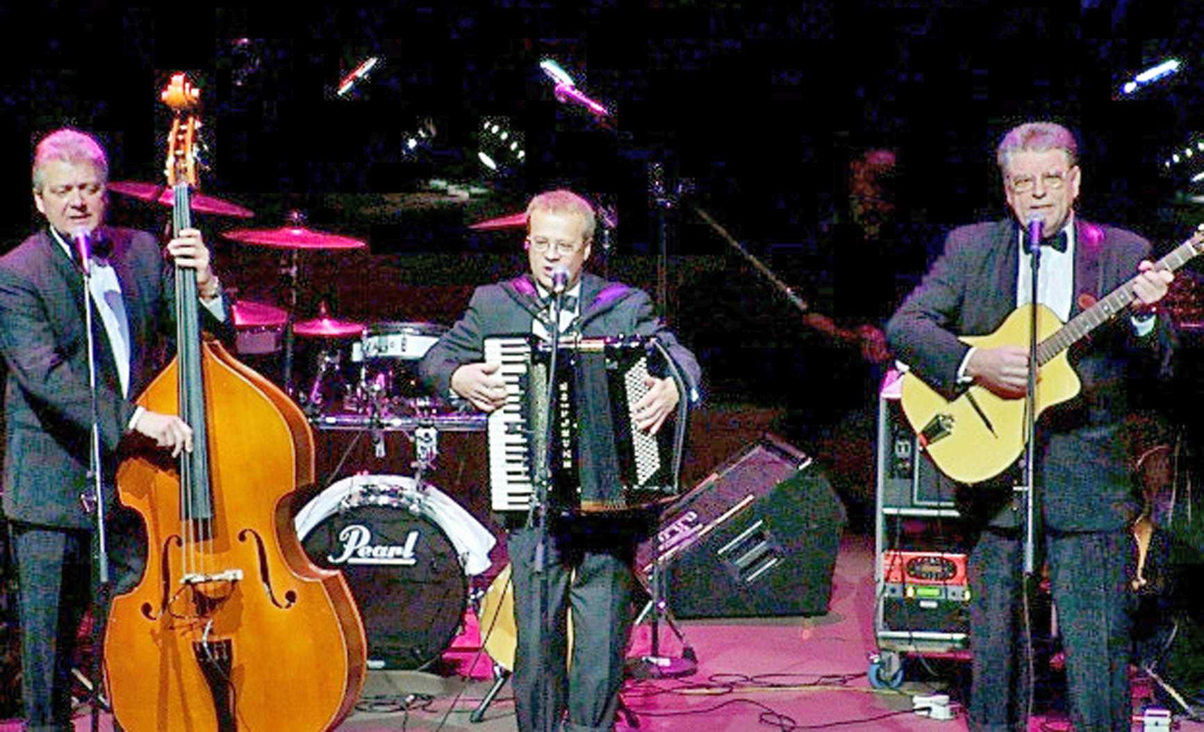 Von der Kaiserstadt in die Pfalzgrafenstadt: Trio Wien spielt beim Heurigenabend in der Schwarzachtalhalle auf.