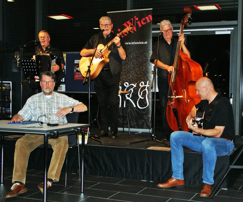 "Sondereinlage" der beiden Unverdorbenen Karl Stumpfi (links) und Jürgen Zach mit den Musikern des "Trio Wien".