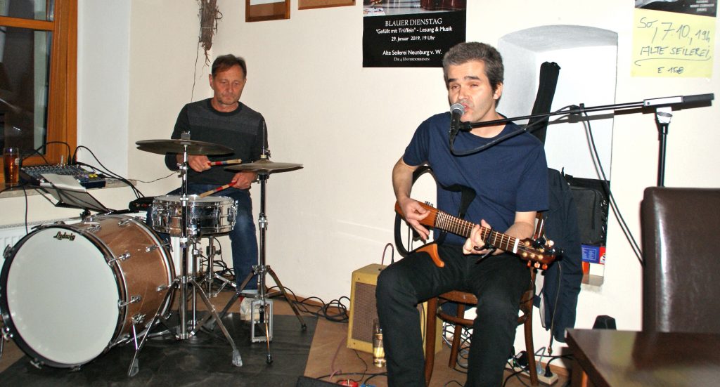 Gitarrist und Vocalist Robert Coyne, begleitet von Werner Steinhauser am Schlagzeug.