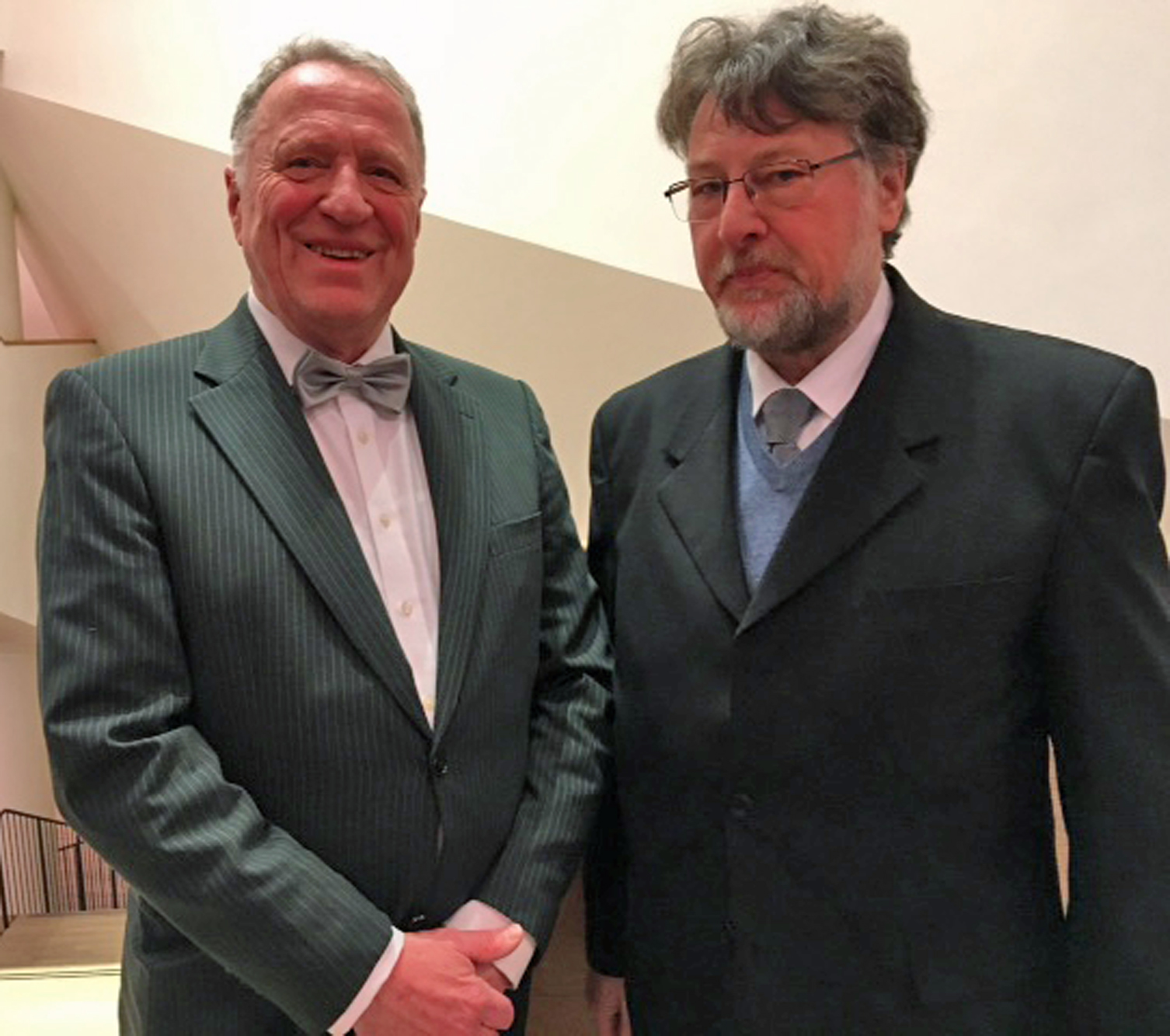 KVU-Vorsitzende Peter Wunder (li.) und Karl Stumpfi erwartungsvoll kurz vor Konzertbeginn in der Elbphilharmonie. Fotos: Maria Wunder