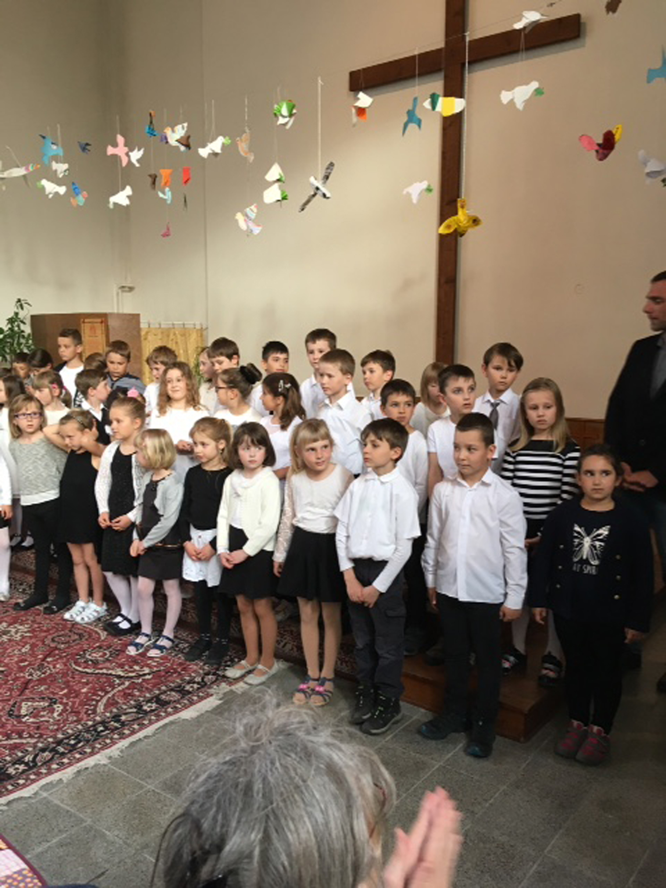 Der Kinderchor „Notičky“ der Kunstschule Klattau begleitete die Vernissage gesanglich. Fotos: Maria Wunder. 