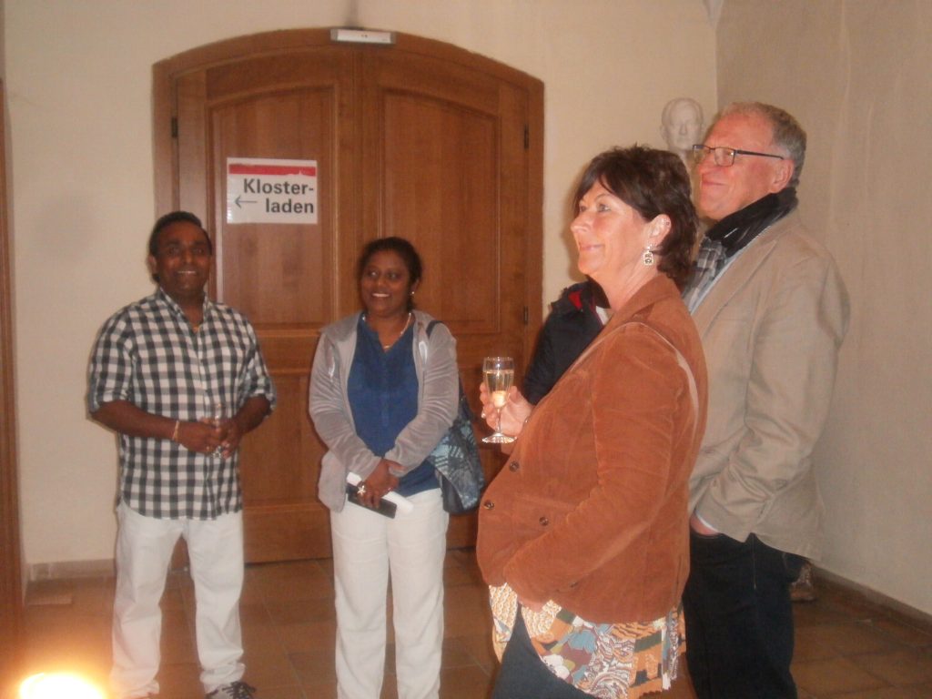 Der aus Sri Lanka stammende Künstler Lakshman Lik (li.) mit Tanja Lennert und Peter Wunder beim Rundgang durch die Ausstellung.