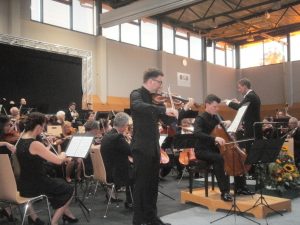 Benedikt Wiedmann (Geige) und Benedikt Don Strohmeier (Cello) beeindruckten mit hohem Spielniveau.