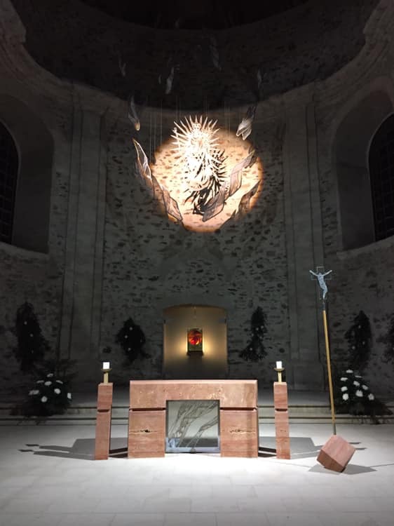 Auf Engelsflügen getragen: Maria Himmelfahrt, Kunstwerk von Karel Rechlik in der Wallfahrtskirche Neratov. Foto JakubKylar
