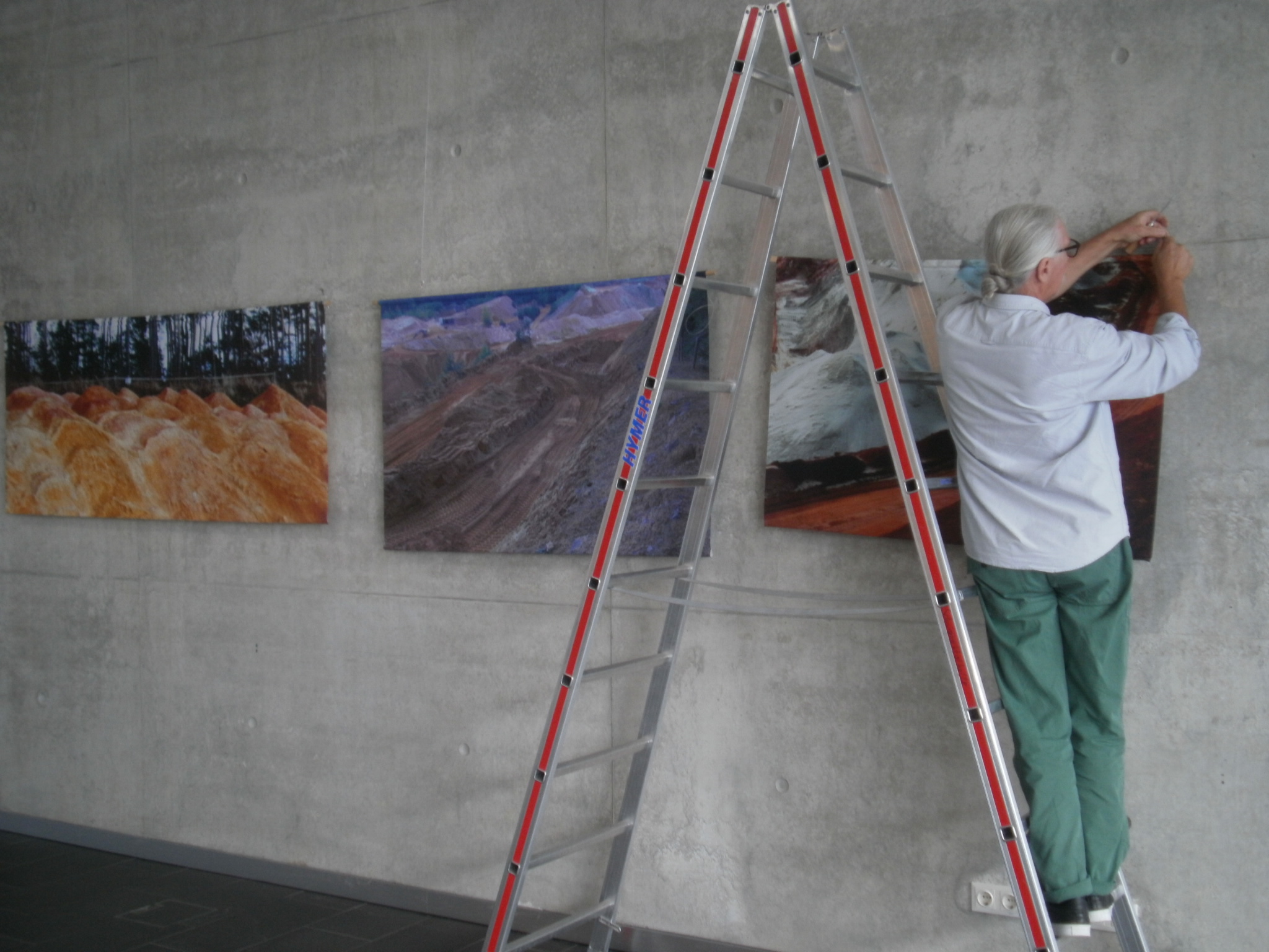 Der Aufbau der Kunstausstellung "Ahoj 19" wurde am Mittwoch im Foyer der Schwarzachtalhalle abgeschlossen. Foto: K. Stumpfi