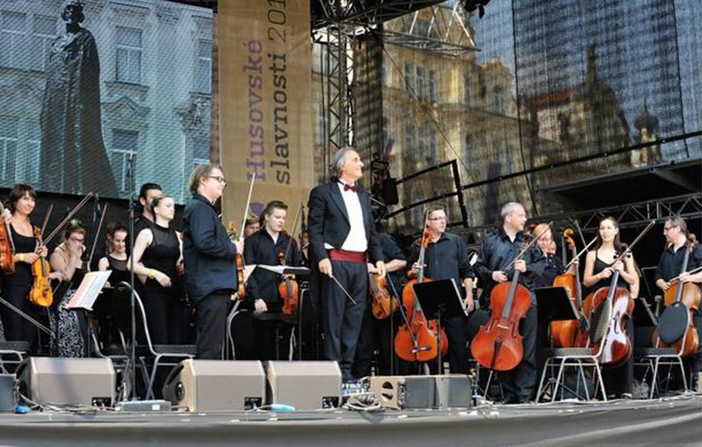 Hans Richter leitet die Smetana Philharmoniker Prag seit 2004 als Chefdirigent.
