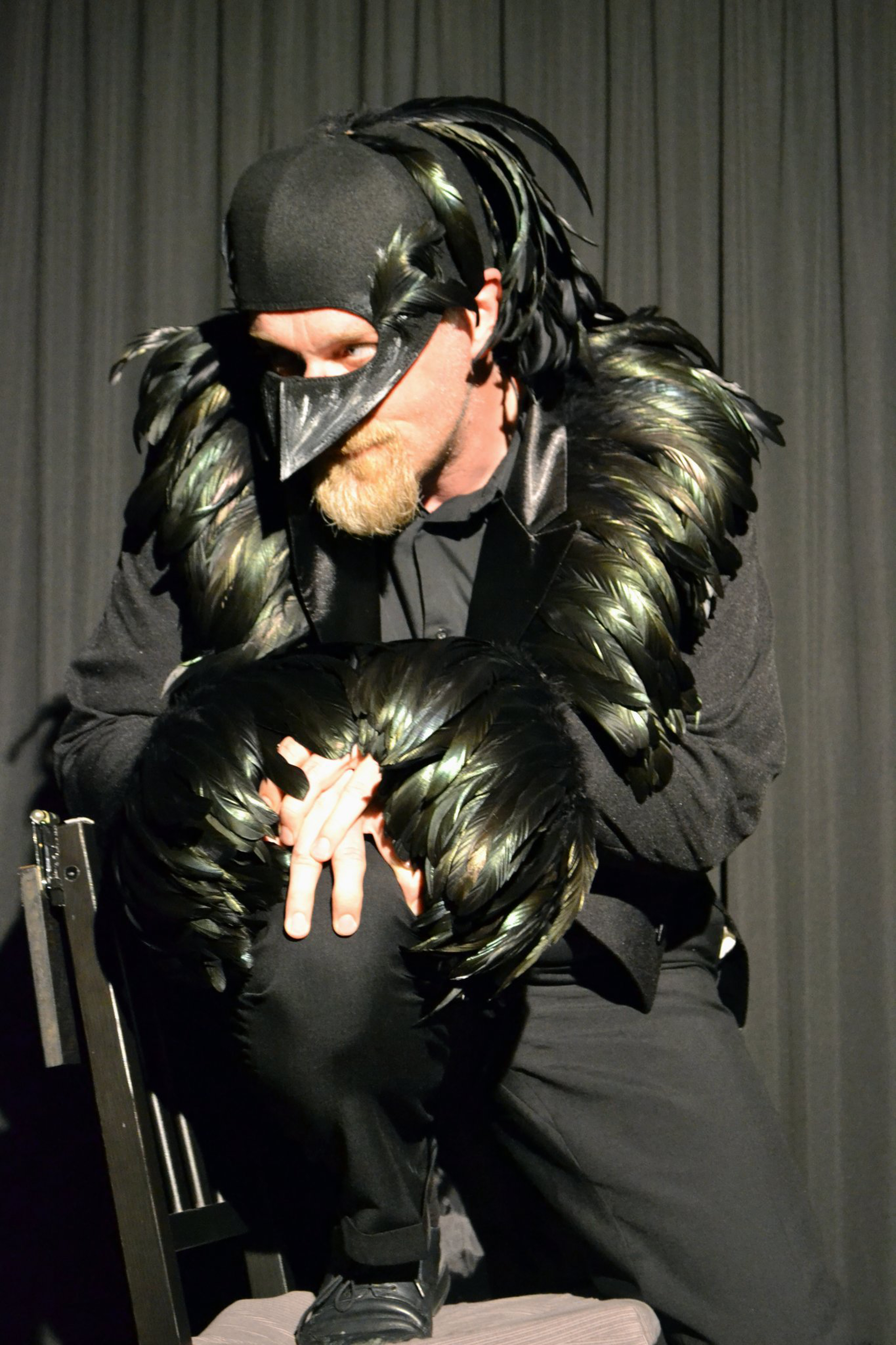 Markus Veith als "Rabe" im Solo-Theaterstück "Einst, um eine Mitternacht..." nach Edgar Allan Poe.