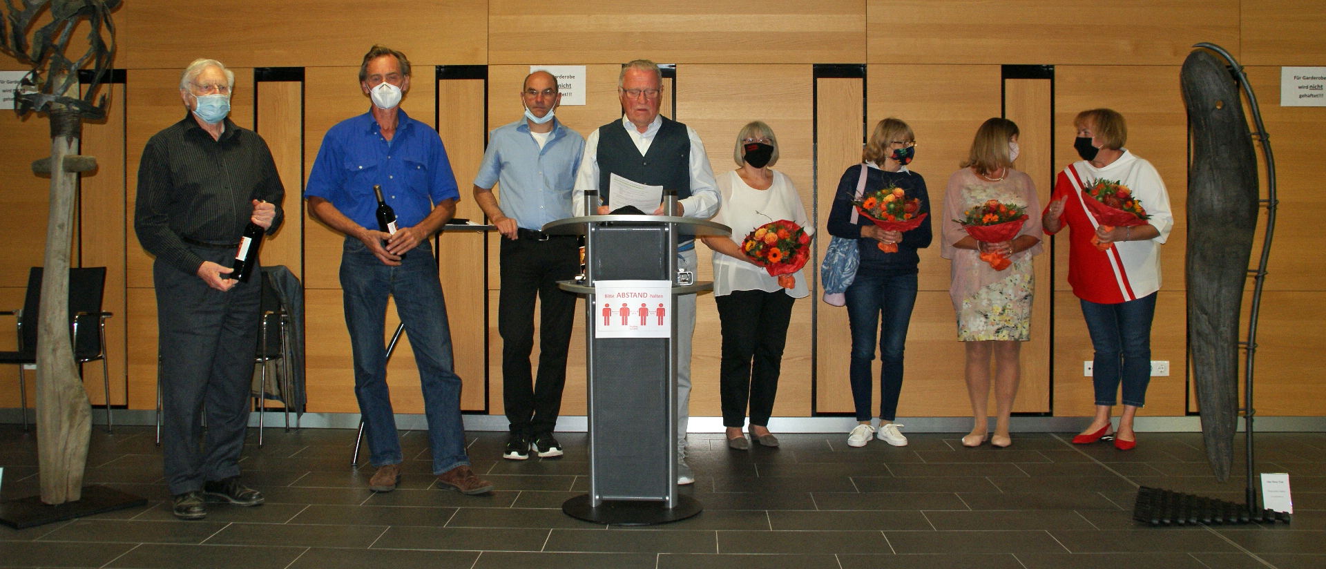 KVU-Vorsitzender Peter Wunder (am Rednerpult) begrüßte am 18. September kurz nach 18 Uhr im Hallenfoyer Künstlerinnen und Künstler aus der Tschechischen Republik und Bayern.