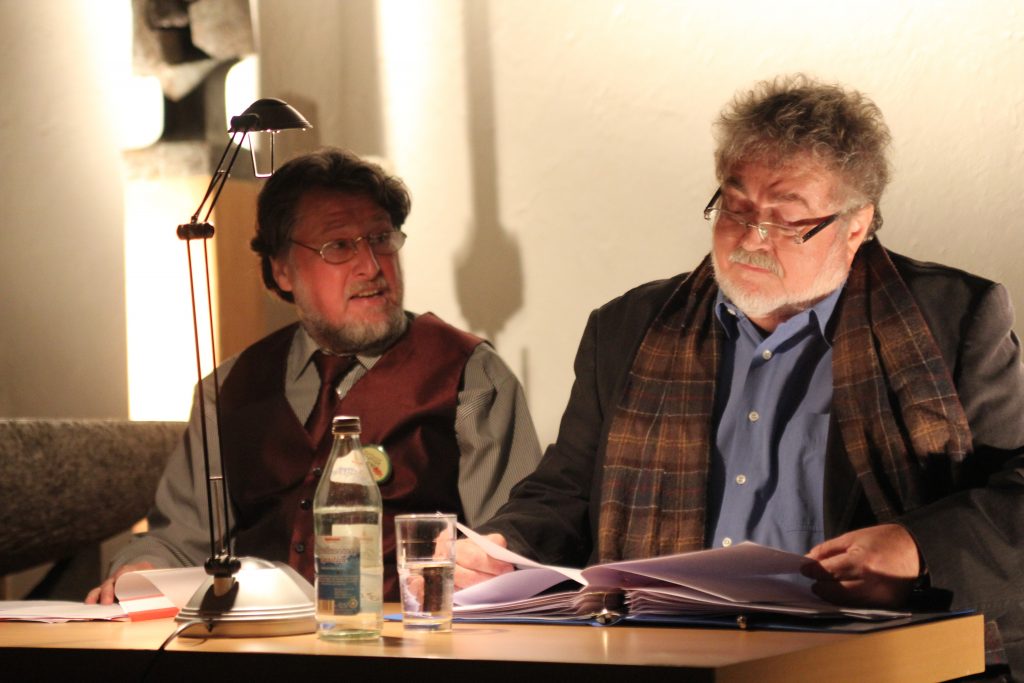 Wolfgang Huber (rechts) und Karl Stumpfi lesen aus „Die letzten Tage der Menschheit“.  Foto: Tanja Kraus