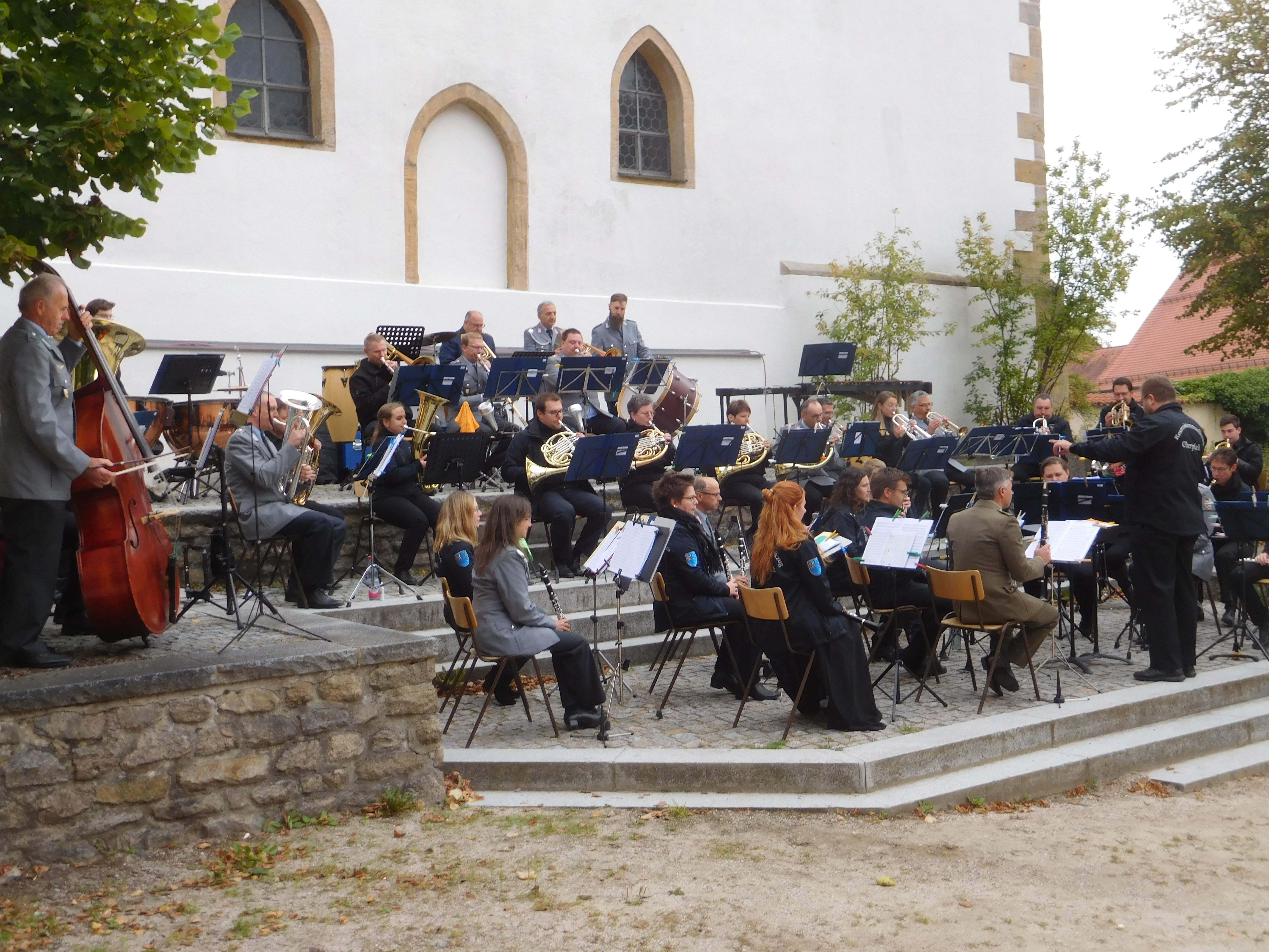 Der Reservistenmusikzug Oberpfalz in großer Besetzung bei seinem Neunburg-Debüt am Sonntagnachmittag im Burghof. Fotos: Karl Stumpfi