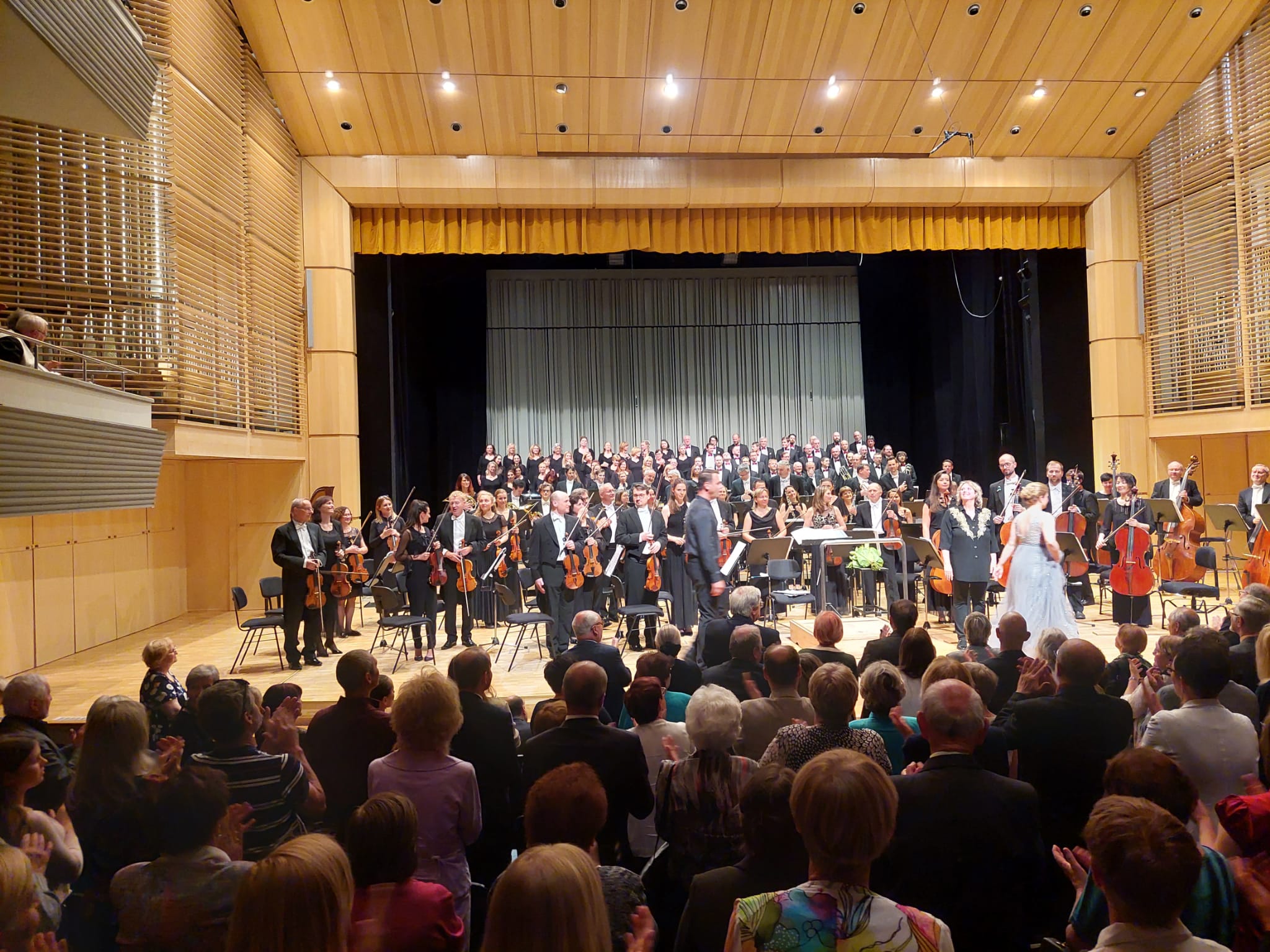 Standing Ovations nach der glanzvollen Operngala der Filharmonie Hradec Králové. Foto: Maria Bücherl