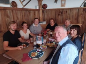 Nach getaner Arbeit: Abendessen mit den tschechischen Gästen Krystiná und Honzá im Biergarten des Gasthofs Sporrer.