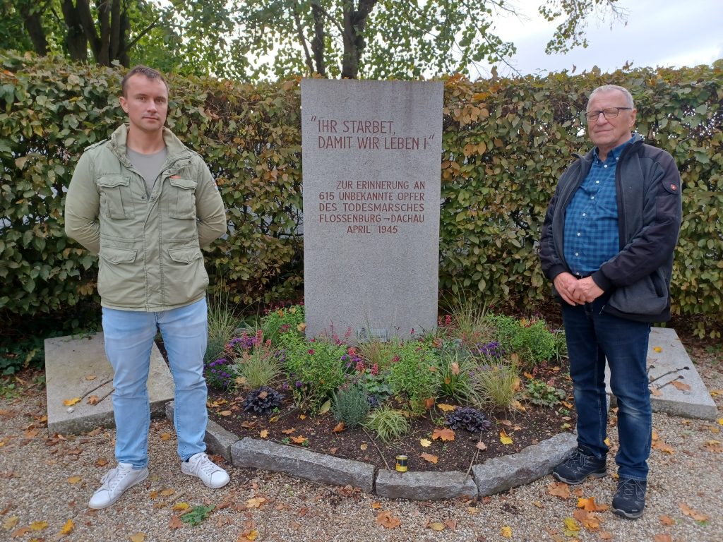 KVU-Vorsitzender Peter Wunder und Autor Lieven Rother auf dem KZ-Ehrenfriedhof Plattenberg. Foto: Karl Stumpfi