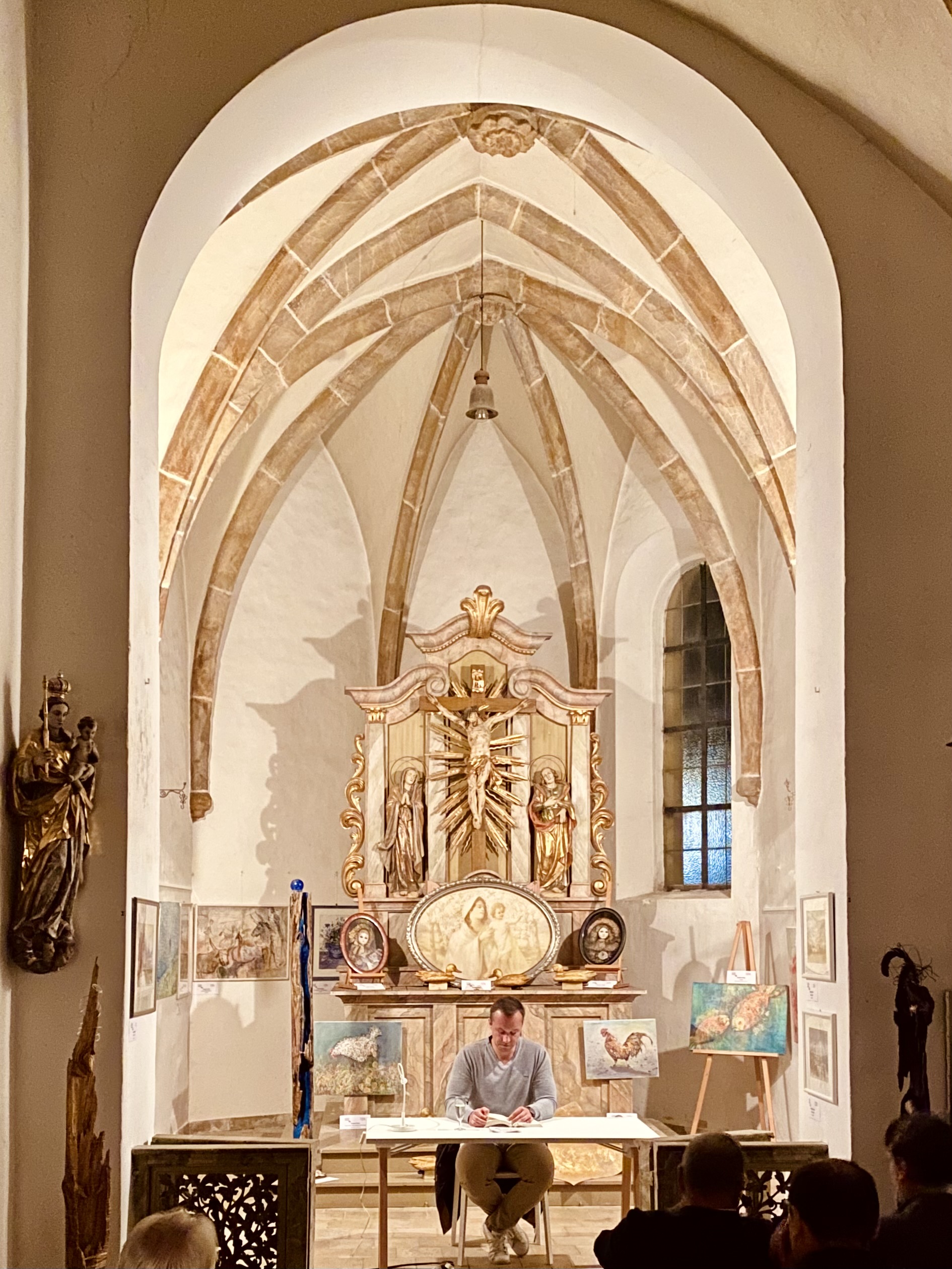 Die Spitalkirche "Zum Heiligen Geist" - zurzeit auch AHOj22-Aussstellungsstätte - bot einen stilvollen Rahmen für die Autorenlesung von Lieven Rother aus Bochum. Foto: Jörg Maderer