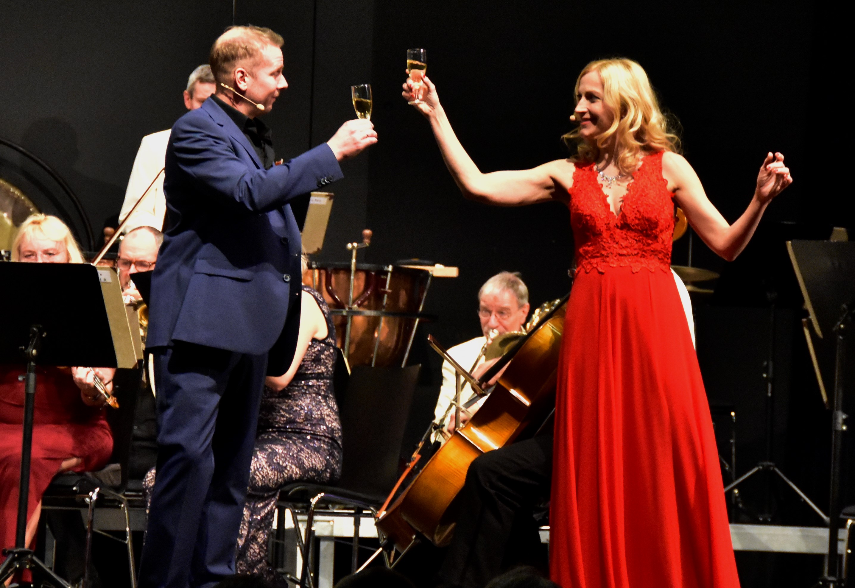 Libiamo! Das  berühmte Trinklied aus Verdis "La Traviata" mit Tenor Daniel Pataky und Sopranistin Jeanette Wernecke beendete den offiziellen Programmteil. Foto: Ralf Gohlke