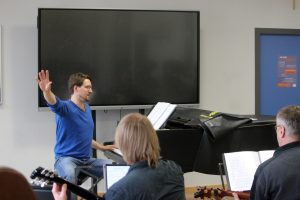Musikalischer Leiter Andreas Lehmann leitet die Proben. Foto: Florian Wein