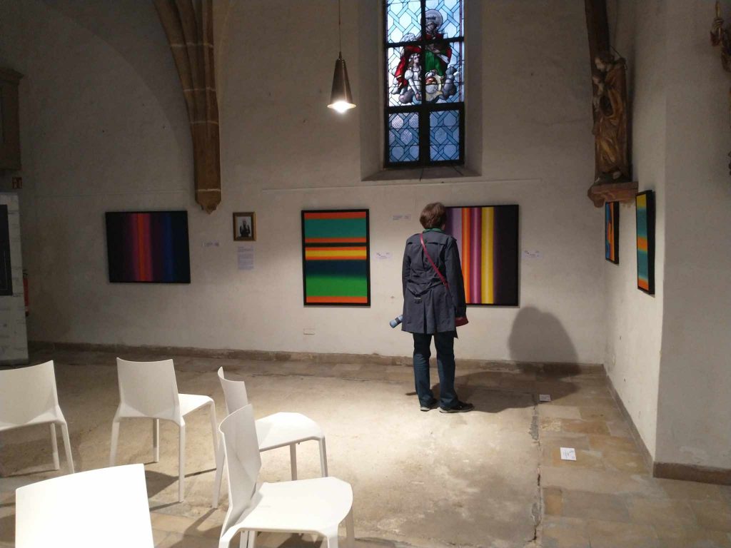 In der Spitalkirche sind Arbeiten der im Dezember 2022 verstorbenen bayerischen Künstlerin Mara Ruehl, sehen. Ihr Gesamtwerk ist der so genannten Farbfeldmalerei zuzuordnen.